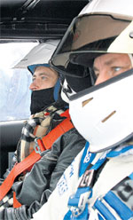 ЛЕВА ИЗ «БИ-2» (СЛЕВА): сидел рядом с автогонщиком, экипаж Певцова тандем обогнал