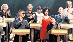 БРЮНЕТКА КАНДЕЛАКИ: в окружении самых умных блондинов шоу-бизнеса