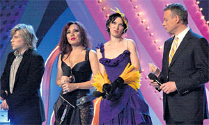 ВЕДУЩАЯ МУЗЫКАЛЬНОГО ШОУ НА НТВ: справа - партнёр - Сергей Жигунов, слева - участники: Алексей Глызин и Азиза