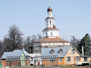 ХОЗЯЙСТВО НАСТОЯТЕЛЯ: огород 45 соток, парники, справа - двухэтажный домик с трапезной, слева - курятник, гараж, котельная