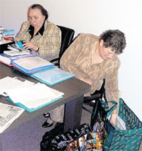 ЮРИСТ МАРИЯ МИНЕЕВА (СЛЕВА): довольна тем, что документы в двух сумках Валентины Лапкиной фиксируют каждый шаг реставратора и её бригады