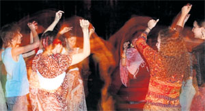 ТАНЦУЮТ ВСЕ: индийские праздники в тайге привлекают туристов со всего мира (фото с сайта www.omkar-okunevo.narod.ru)
