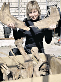 СВЕТЛАНА БАРАНОВА: демонстрирует загадочные останки