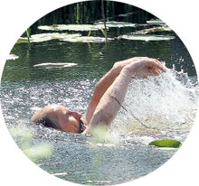 …и заскользил по водной глади