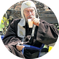 ОЛЕГ ЯНКОВСКИЙ: в паузах между съёмками дымил «фирменной» трубкой и попивал чаёк