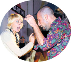 ЮЛЯ МЕНЬШОВА: зажигала с профессиональным танцором Евгением Папунашвили, с которым и покинула поздней ночью вечеринку. На следующий день в тусовке сплетничали о новом увлечении актрисы и её фантастическом похудании