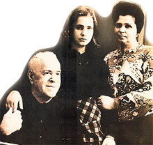 ОТЦОВСКОЕ СЧАСТЬЕ: с дочкой Машей и второй женой Галиной маршал был по-настоящему счастлив