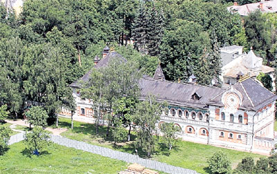 В старом здании дачи Алексий II собирается устроить музей. У него собралась великолепная коллекция пасхальных яиц и множество подарков от монастырей, возродивших уникальную технику вышивания икон. Один из самых ценных исторических экспонатов - палехская шкатулка, полученная Алексием I по случаю избрания. Её главная ценность заключалась в дарственной надписи «И. Сталин»