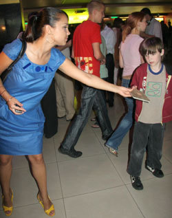 Женя Отрадная привела на «ужастик» братишку