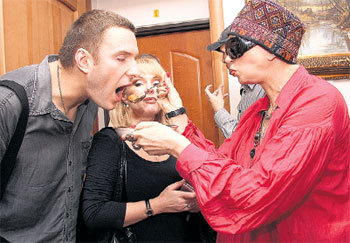 Из маминых рук вкуснее! Татьяна ВАСИЛЬЕВА кормит своего 30-летнего Филиппчика супом из морских гребешков