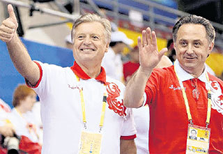 Леонид ТЯГАЧЕВ и Виталий МУТКО отправляют ФЕТИСОВА на скамейку запасных (фото Александр Веленгулин/«Комсомольская правда»)