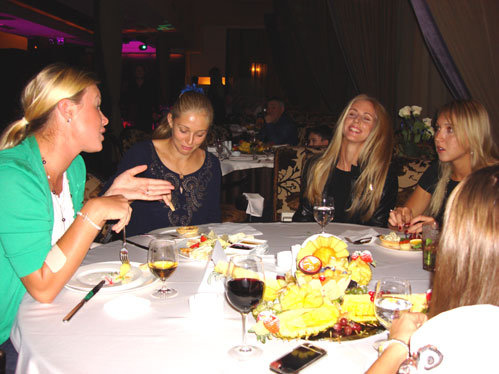 Елена ДЕМЕНТЬЕВА (в центре) на вечеринке для игроков в компании с Верой ДУШЕВИНОЙ, Анной ЧАКВЕТАДЗЕ и Еленой ВЕСНИНОЙ (слева направо)