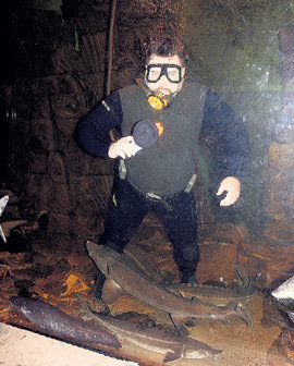 Руководитель аквариального комплекса Игорь ПОМОГАЕВ отловил чёрного паку для опытов по оплодотворению