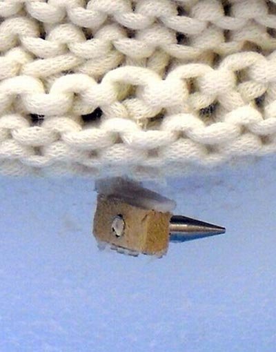 И только попробуйте улыбнуться недостаточно весело - острый шип тут же вонзитсся вам в щеку!