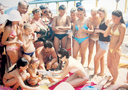 Даже на отдыхе у Юлии нет отбоя от фанатов «Кармелиты»