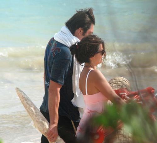 Пенелопа и Хавьер возвращаются после купания.