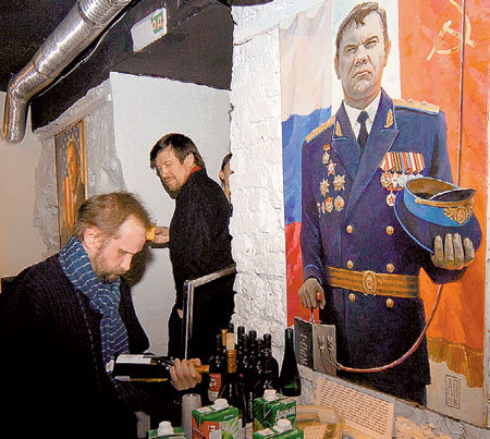 Художник считает, что у Лебедя были слишком большие амбиции. И он мог либо просить милостыню на паперти, либо всё взрывать