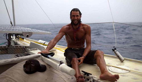 Рулить катамараном Дэвид любит самостоятельно - фото Twitter