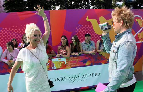 70-летняя актриса жеманно позировала своему молодому кавалеру Руслану Татьянину