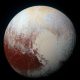 Так выглядит Плутон с близкого по космическим меркам расстояния. Художники NASA слегка подкрасили ледяную планету, чтобы смотрелась посимпатичнее. Фото: wikimedia.org