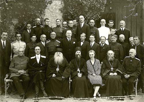 Ровно за год до смерти. 24 апреля 1927 года. Врангель и члены РОВС в Югославии. Здоров и полон сил. Источник: wikipedia.org