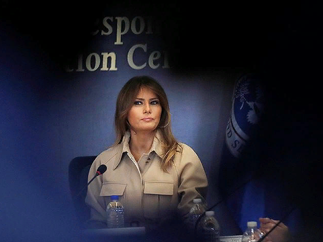 Первая леди США подвергла критике решение Дональда Трампа забирать детей из семей, которые незаконно оказались на территории Штатов. С апреля почти две тысячи несовершеннолетних были разлучены с родственниками и оказались в спецприемниках