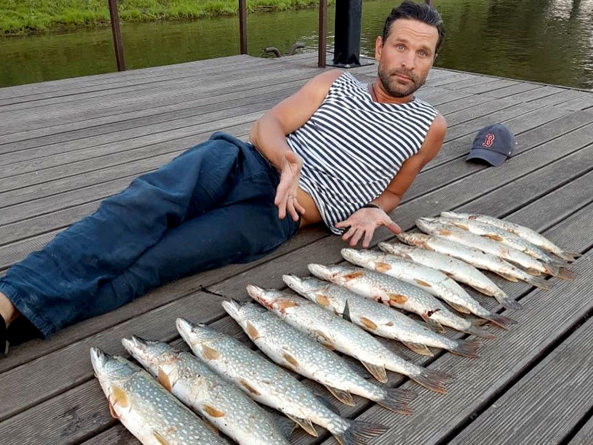 Смешные фото с рыбалки. Человек ловит. Рыбак на рыбалке. Ребятишки искренне обрадованные неожиданно. Статуэтка рыбак.