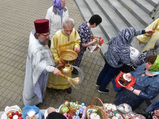 Церковь призвала верующих провести Страстные и Пасхальные дни дома