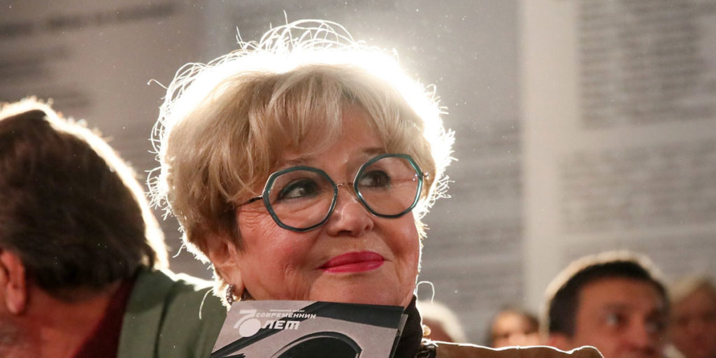 Фемдом жетілген неміс кискасын аузына сисады